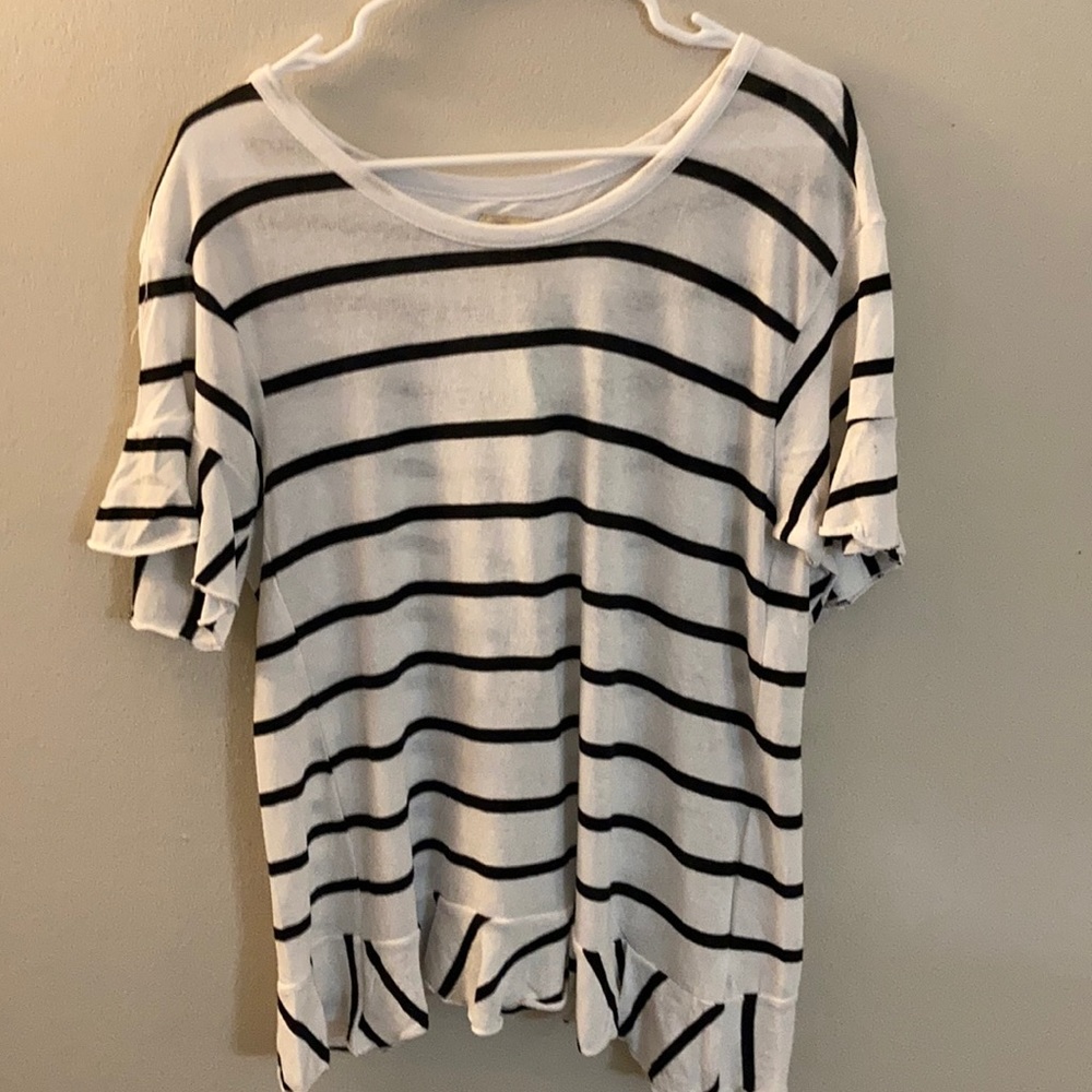 Striped flows short sleeve.
